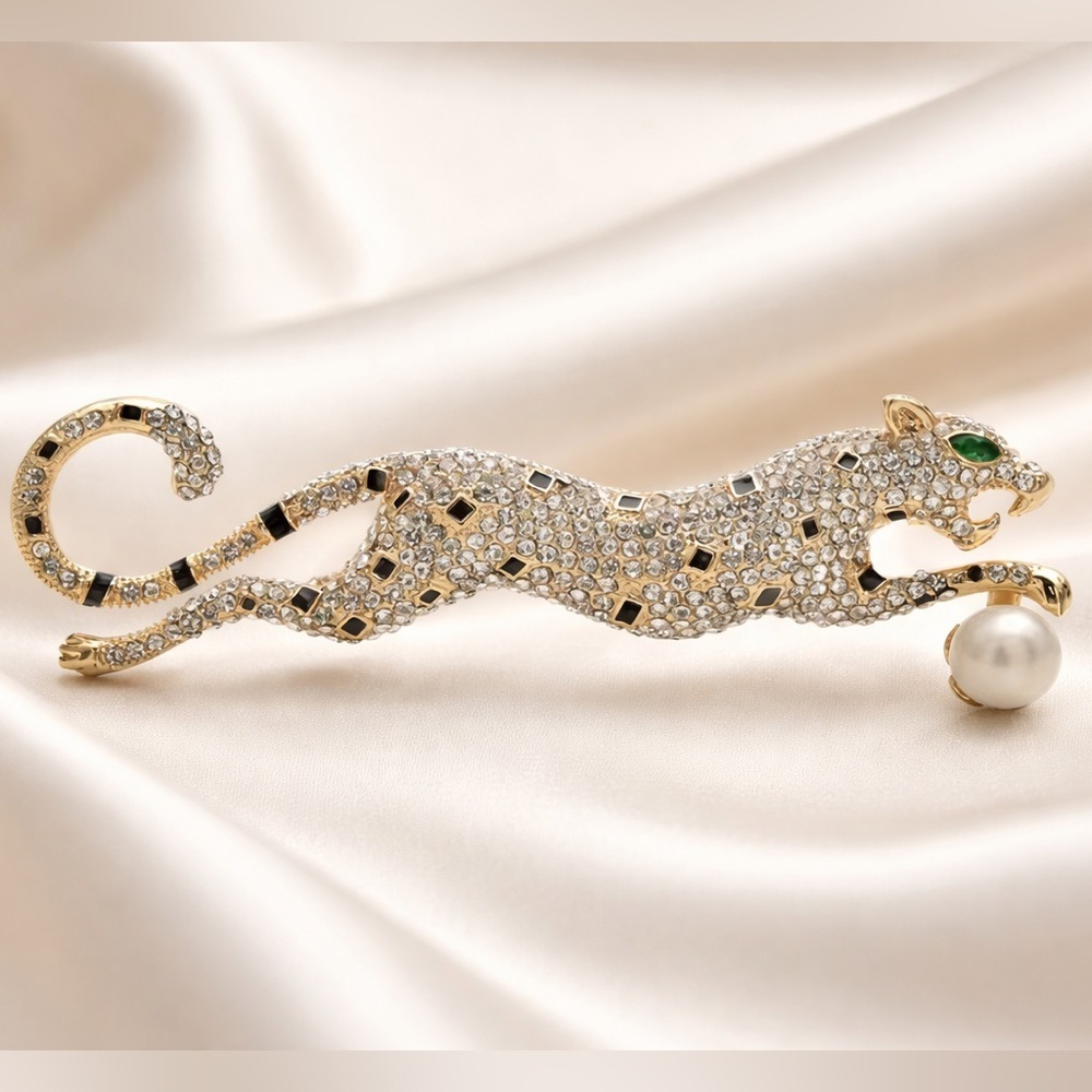 Panthere Pearl Gold Crystal Leopard Brooch - Picture 3 of 7
